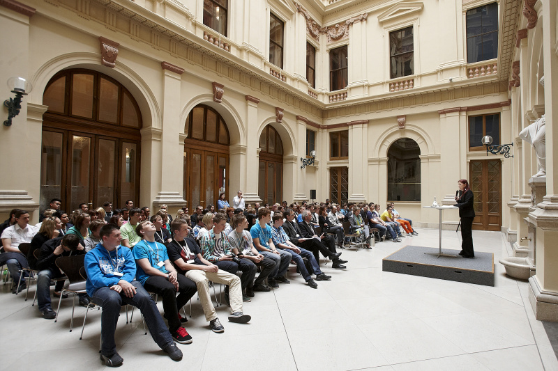 Begrüßung durch Hannah Lessing