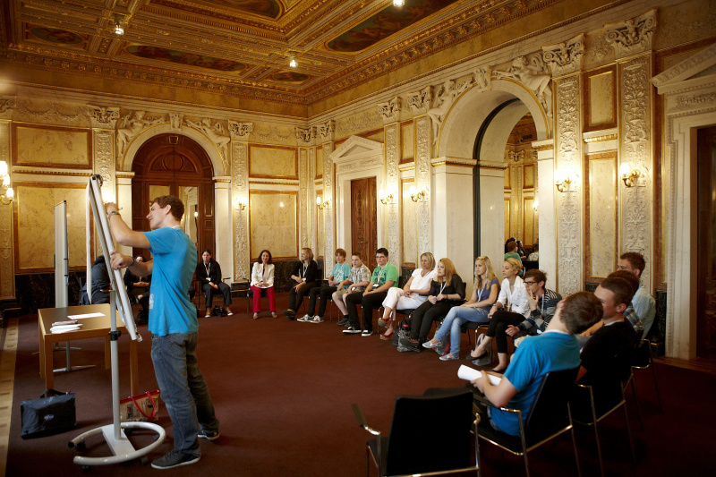 Schülerinnen diskutieren zum Thema