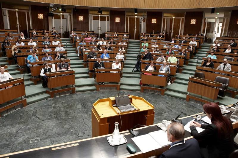 Blick in Richtung VeranstaltungsteilnehmerInnen. Auf der Regierungsbank v.li. Zeitzeuge Friedrich Zawrel und Hannah Lessing