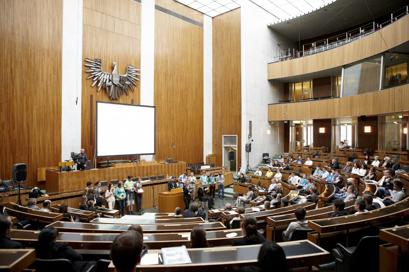 Schülerinnen präsentieren ihre Projekte