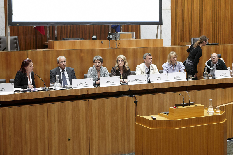 Auf der Regierungsbank v.li.: Hannah Lessing, Nationalratsabgeordneter Sigisbert Dolinschek (B), Nationalratspräsidentin Barbara Prammer, Nationalratsabgeordnete Ulrike Königsberger-Ludwig (S), Nationalratsabgeordneter Norbert Hofer (F), Nationalratsabgeordnete Helene Jarmer (G) und Nationalratsabgeordneter Franz-Joseph Huainigg (V)