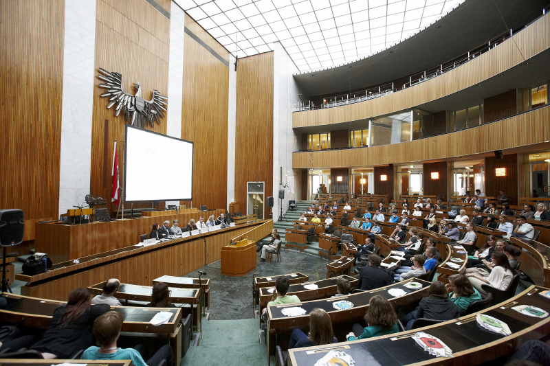Auf der Regierungsbank v.li.: Hannah Lessing, Nationalratsabgeordneter Sigisbert Dolinschek (B), Nationalratspräsidentin Barbara Prammer, Nationalratsabgeordnete Ulrike Königsberger-Ludwig (S), Nationalratsabgeordneter Norbert Hofer (F), Nationalratsabgeordnete Helene Jarmer (G) und Nationalratsabgeordneter Franz-Joseph Huainigg (V)