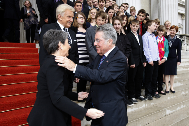 Nationalratspräsidentin Barbara Prammer begrüßt Bundespräsident Heinz Fischer