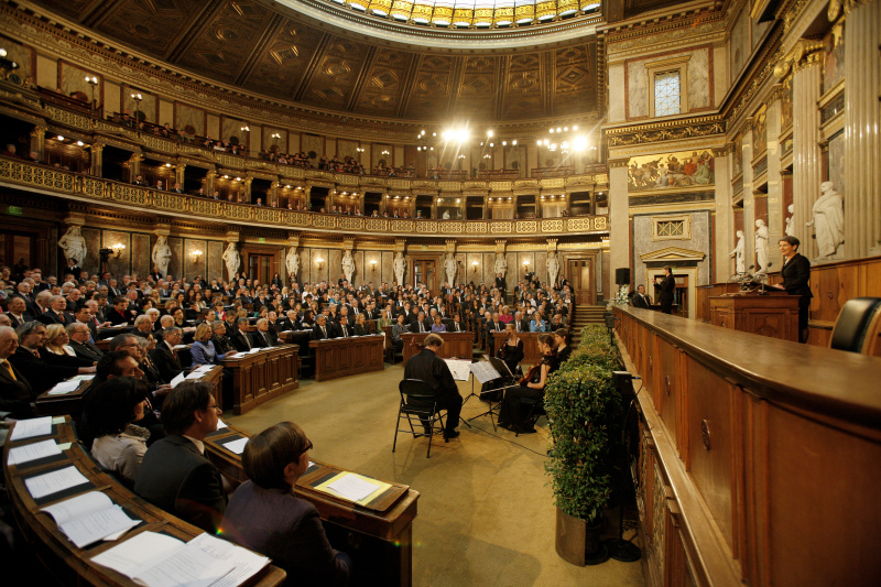 Blick in Richtung VeranstaltungsteilnehmerInnen mit Nationalratspräsidentin Barbara Prammer am Rednerpult