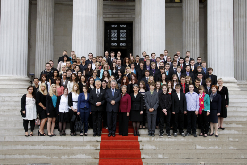 Erste Reihe Mitte: Bundesratspräsident Gregor Hammerl, Bundespräsident Heinz Fischer, Margit Fischer und Nationalratspräsidentin Barbara Prammer mit den SchülerInnen des Jugendprojektes anläßlich der Gedenkveranstaltung