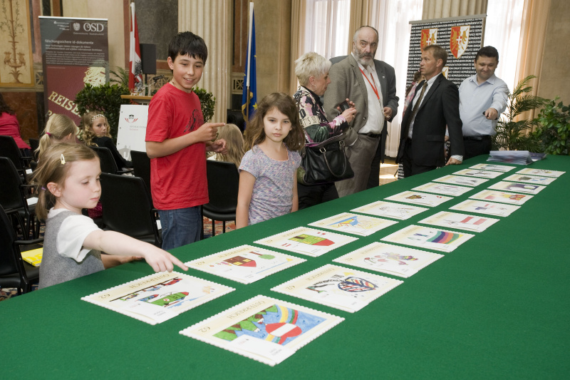 Kindern betrachten ihre Werke vor Beginn der Veranstaltung