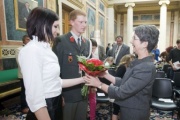 Nationalratspräsidentin Barbara Prammer (re)) bekommt Blumen vom Militärkommando Wien