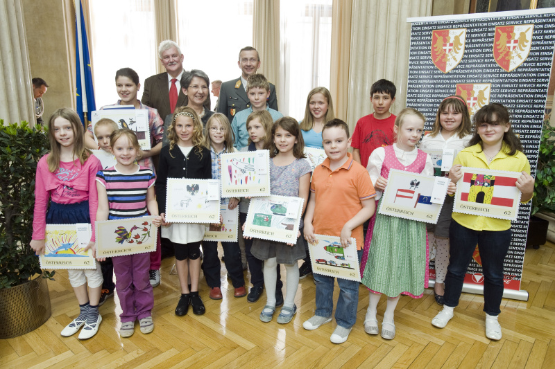 Betriebsratsvorsitzender der Österreichischen Staatsdruckerei Alfred Hahn, Nationalratspräsidentin Barbara Prammer und Militärkommandant von Wien Brigadier Kurt Wagner mit Kindern und deren Werken