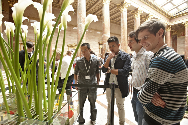 Schüler vor dem floralen Blumenschmuck