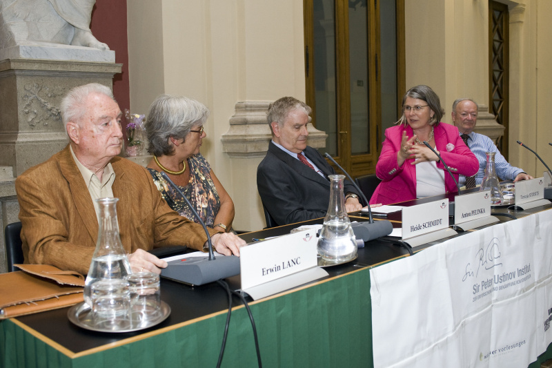 Übersicht Paneldiskussion. vLnR: Bundesminister a.D. Erwin Lanc, Dritte Präsidentin des Nationalrates a.D. Heide Schmidt, Moderator Anton Pelinka, Volksanwältin Terezija Stoisits , Präsident des Nationalrates a.D. Andreas Khol.