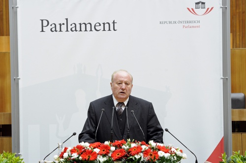 Vorsitzender Präsident der Parlamentarischen Bundesheerkommission Anton Gaál bei der Begrüssung der Festgäste am Rednerpult