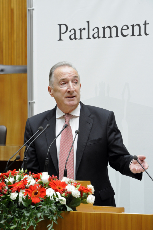 Amtsführender Vorsitzender der Parlamentarischen Bundesheerkommission Paul Kiss am Rednerpult
