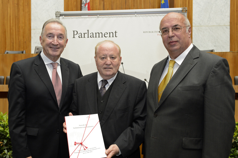 v.li.: Amtsführender Vorsitzender der Parlamentarischen Bundesheerkommission Paul Kiss, Vorsitzender Präsident der Parlamentarischen Bundesheerkommission Anton Gaál und der Vorsitzende der Parlamentarischen Bundesheerkommission Prof. Walter Seledec mit Festschrift