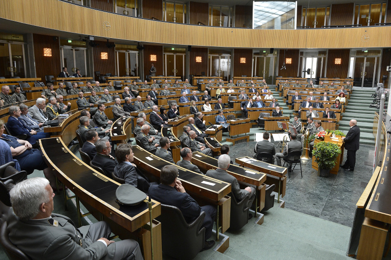 Blick in Richtung VeranstaltungsteilnehmerInnen mit dem Vorsitzenden Präsident der Parlamentarischen Bundesheerkommission Anton Gaál bei der Begrüssung der Festgäste am Rednerpult