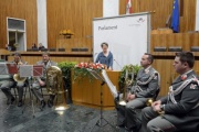 Nationalratspräsidentin Barbara Prammer am Rednerpult begrüßt die Gäste. Im Vordergrund das Ensemble der Österreichischen Garde
