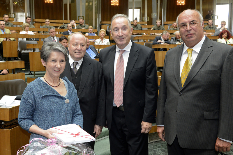 v.li.: Nationalratspräsidentin Barbara Prammer mit Festschrift, Vorsitzender Präsident der Parlamentarischen Bundesheerkommission Anton Gaál,  Amtsführender Vorsitzender der Parlamentarischen Bundesheerkommission Paul Kiss und der Vorsitzende der Parlamentarischen Bundesheerkommission Prof. Walter Seledec