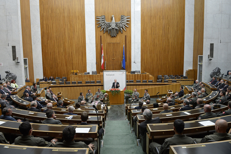 Amtsführender Vorsitzender der Parlamentarischen Bundesheerkommission Paul Kiss am Rednerpult