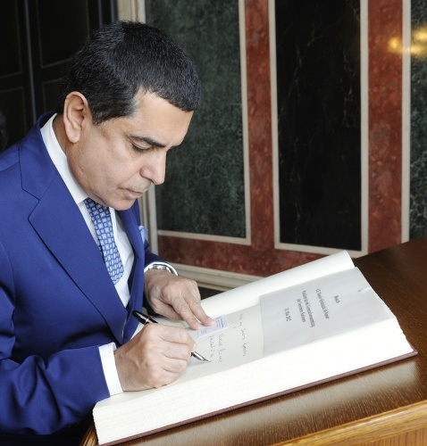 Nassir Abulaziz al-Nasser beim Eintrag in das Gästebuch