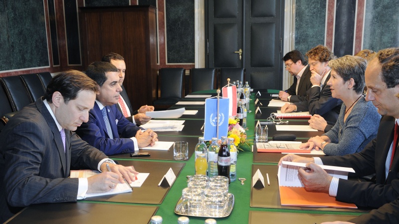 Aussprache. Linke Seite. UN-Delegation mit Nassir Abulaziz al-Nasser (2.v.li.).  Rechte Seite v.re: Österreichische Delegation: Nationalratsabgeordneter Johannes Hübner (F), Nationalratspräsidentin Barbara Prammer, Büroleiter der Nationalratspräsidentin Helfried Carl und ein Parlamentsbediensteter