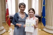 Nationalratspräsidentin Barbara Prammer ehrt Demokratiewerkstatt Profi mit Medaille und Urkunde