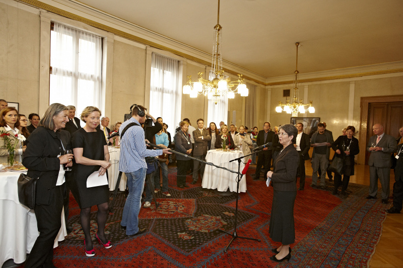 Nationalratspräsidentin Barbara Prammer begrüßt die Gäste