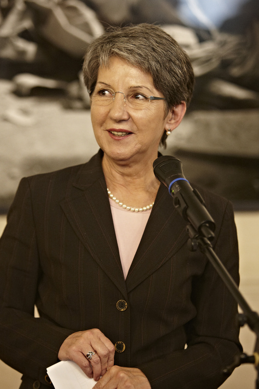 Nationalratspräsidentin Barbara Prammer begrüßt die Gäste