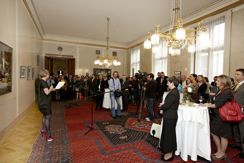 Kuratorin Karola Kraus begrüßt die Gäste