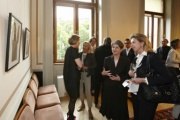 Nationalratspräsidentin Barbara Prammer (2.v.re) besichtigt die Ausstellung