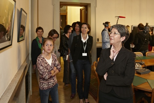 Nationalratspräsidentin Barbara Prammer (re) besichtigt die Ausstellung