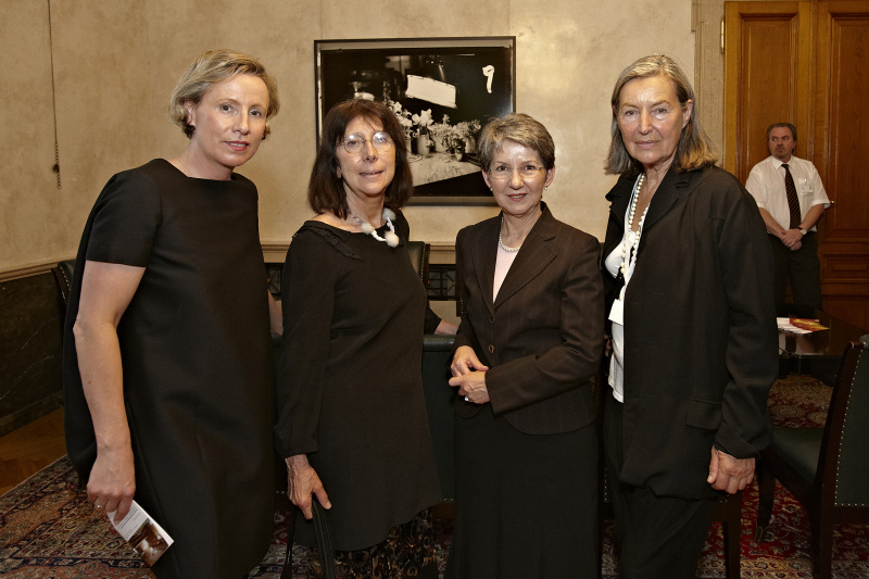 v.links: Kuratorin Karola Kraus, Fr. Gironcoli, Nationalratspräsidentin Barbara Prammer und Photographin Elfie Semotan