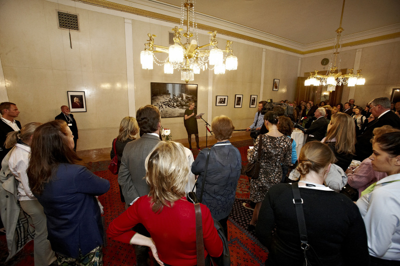 Kuratorin Karola Kraus begrüßt die Gäste