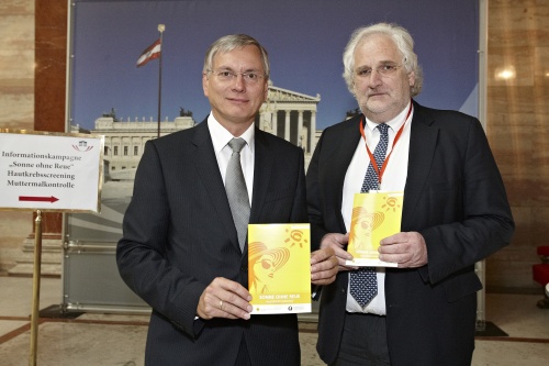 v.links:Gesundheitsminister Alois Stöger und der Vorstand der Uniklinik für Dermatologie Hubert Pehamberger