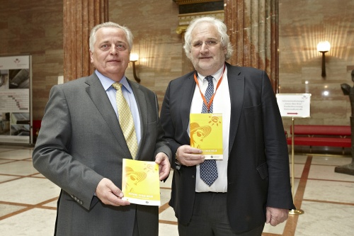 v.links: Sozialminister Rudolf Hundsdorfer und  der Vorstand der Uniklinik für Dermatologie Hubert Pehamberger