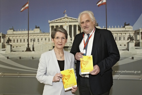 v.li. Nationalratspräsidentin Barbara Prammer und der Vorstand der Uniklinik für Dermatologie Hubert Pehamberger