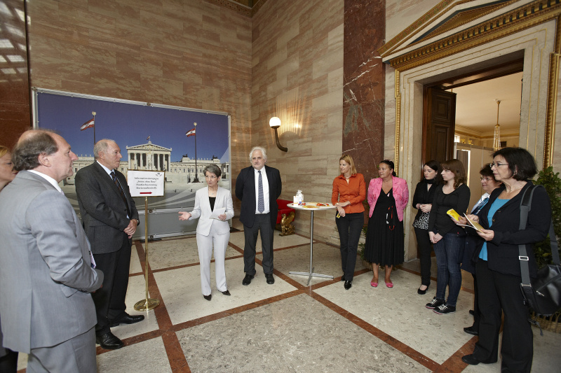 Nationalratspräsidentin Barbara Prammer (3.v.li.) begrüßt die anwesenden Gäste und Nationalratsabgeordneten