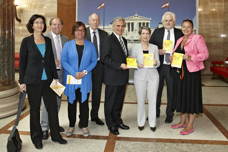 v.inks: Nationalratsabgeordneten Christine Muttonen (S), Harry Rudolf Buchmayr (S), Sabine Oberhauser (S), Franz Riepl (S), Bundeskanzler Werner Faymann, Nationalratspräsidentin Barbara Prammer,Vorstand der Uniklinik für Dermatologie Hubert Pehamberger und die Geschäftsführerin der Österreichischen Krebshilfe Doris Kiefhaber
