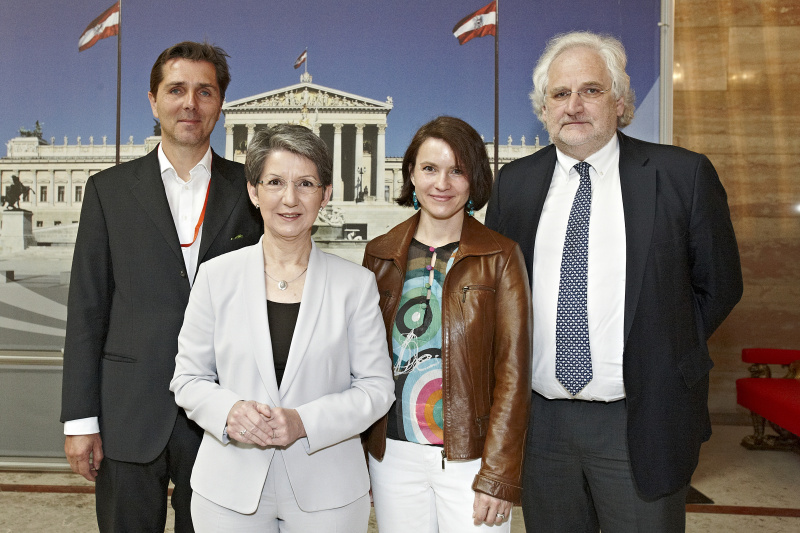 v.links: AKH Wien Michael Binder, Nationalratspräsidentin Barbara Prammer, AKH Wien Ulrike Just und der Vorstand der Uniklinik für Dermatologie Hubert Pehamberger