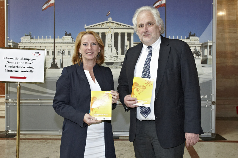 v.li. Verkehrsministerin Doris Bures und der Vorstand der Uniklinik für Dermatologie Hubert Pehamberger