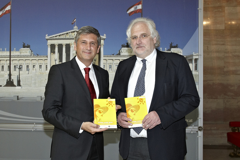 v.links: Vizekanzler und Aussenminister Michael Spindelegger und der Vorstand der Uniklinik für Dermatologie Hubert Pehamberger