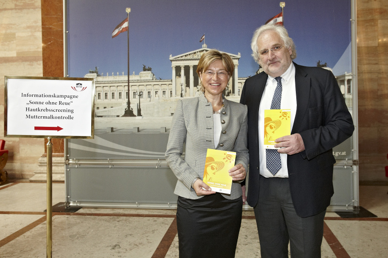 v.li. Nationalratsabgeordnete Katharina Cortolezis-Schlager (V) und der Vorstand der Uniklinik für Dermatologie Hubert Pehamberger