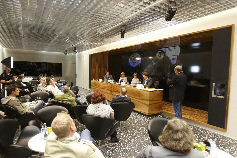 Am Podium v.li.: ÖAAB Lukas Mandl, Politikwissenschaftlerin Kathrin Stainer-Hämmerle, Leiterin Standard online Gerlinde Hinterleitner, der stellvertretende Bundesvorsitzende der Piratenpartei Deutschland, Sebastian Nerz und ORF Fritz Jungmayr