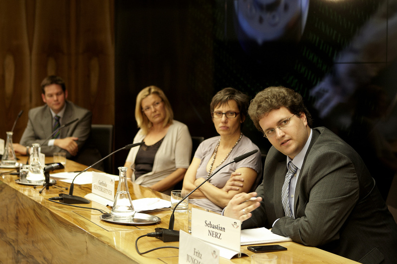 Am Podium v.li.: ÖAAB Lukas Mandl, Politikwissenschaftlerin Kathrin Stainer-Hämmerle, Leiterin Standard online Gerlinde Hinterleitner, der stellvertretende Bundesvorsitzende der Piratenpartei Deutschland und Sebastian Nerz