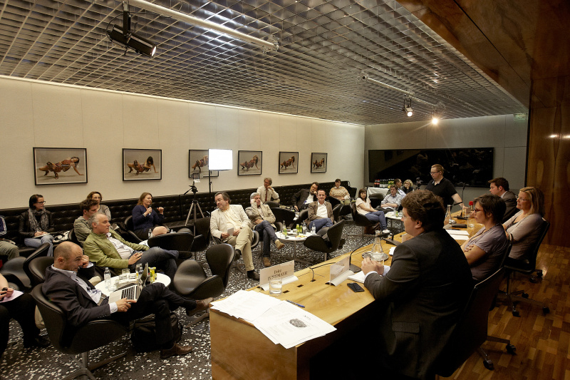 Blick in Richtung VeranstaltungsteilnehmerInnen. Am Podium v.re.: ÖAAB Lukas Mandl, Politikwissenschaftlerin Kathrin Stainer-Hämmerle, Leiterin Standard online Gerlinde Hinterleitner, der stellvertretende Bundesvorsitzende der Piratenpartei Deutschland Sebastian Nerz