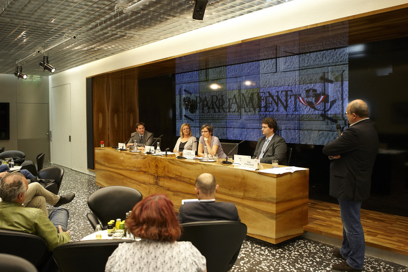 Am Podium v.li.: ÖAAB Lukas Mandl, Politikwissenschaftlerin Kathrin Stainer-Hämmerle, Leiterin Standard online Gerlinde Hinterleitner, der stellvertretende Bundesvorsitzende der Piratenpartei Deutschland, Sebastian Nerz und ORF Fritz Jungmayr