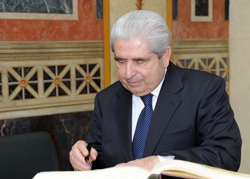 Der Präsident der Republik Zypern Demetris Christofias beim Eintrag in das Gästebuch