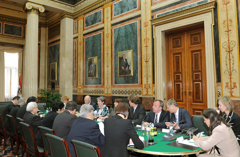 Blick in Richtung Österreichische Delegation mit Nationalratspräsidentin Barbara Prammer (3.v.li.)