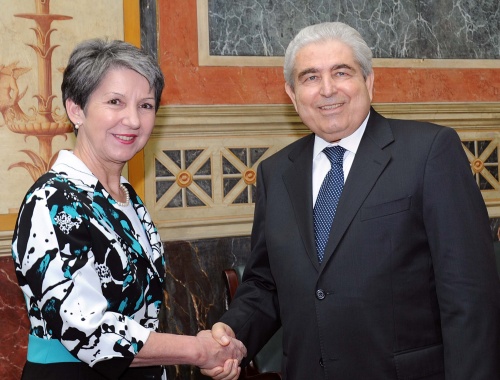 Handschlag zwischen Nationalratspräsidentin Barbara Prammer und dem Präsidenten der Republik Zypern Demetris Christofias