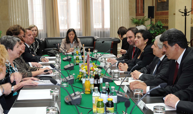 Linke Bildhälfte: Österreichische Delegation mit Nationalratspräsidentin Barbara Prammer (1.v.li.). Rechte Bildhälfte: Zypriotische Delegation mit dem Präsienten der Republik Zypern Demetris Christifias (2.v.re.)