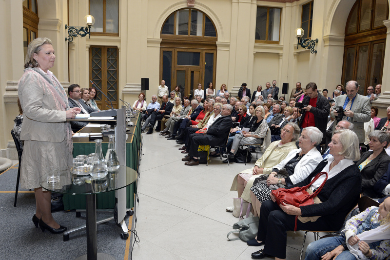 Blick Richtung VeranstaltungsteilnehmerInnen mit Nationalratsabgeordneter Anneliese Kitzmüller (F) am Rednerpult