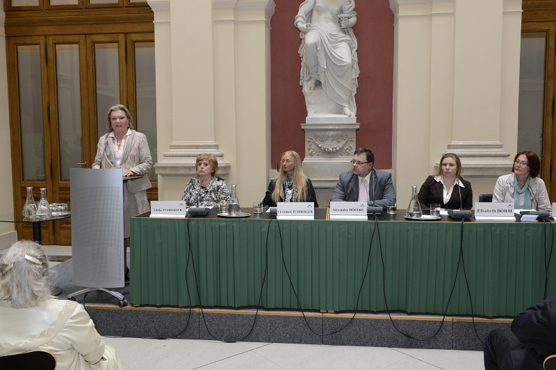 v.li. Nationalratsabgeordnete Anneliese Kitzmüller (F) am Rednerpult, Referentin Obfrau des Vereins 'Bruna Wien' Ulrike Tumberger, Referentin Christiane Tumberger, Moderator Alexander Höferl, Referentin Elisabeth Böhm, Referentin und Buchautorin Rosa Speidel